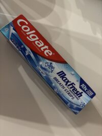 Colgate Max Fresh with Whitening Breath strips (Cool Mint) - 6.3 FL oz - Image 2