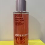 VS: Love Shimmer - This Kiss: Crumb Cake, Cinnamon Sugar, Vanilla Drizzle + Essential Oils  8.4floz (Mist)